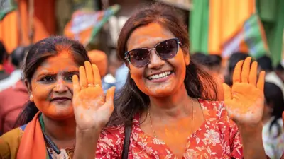 4 मई, 2026 को कोलकाता में मतगणना के दौरान, भारतीय जनता पार्टी के समर्थक पार्टी कार्यालय के सामने जश्न मनाते हुए