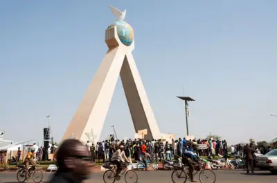 Des manifestants rassemblés sous un monument de la capitale malienne, Bamako