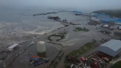 堪察加半島地震引發的海嘯衝擊薩哈林州北庫里爾斯克島一處岸邊建築物（30/7/2025）