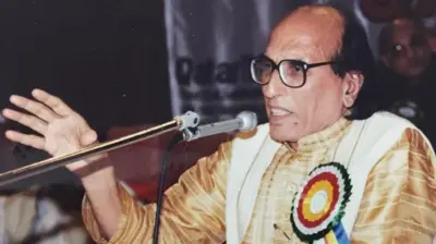 शायर बशीर बद्र एक समारोह में शेर पढ़ते हुए 