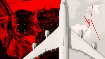Слева показана кабина самолёта в красном цвете с человеком в наушниках перед приборной панелью. Справа — вид сверху на пассажирский самолёт над картой Европы, на которой красными линиями отмечены направления полёта.