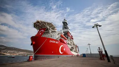 Çağrı Bey doğalgaz arama gemisi limana demirlemiş kırmızı ay yıldız desenli. 