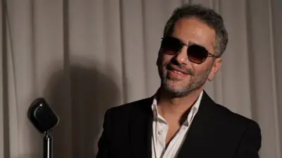 الفنان اللبناني فضل شاكر بعد أكثر من عقد على اختفائه يعود إلى الواجهة، مسلّمًا نفسه للجيش اللبناني ليفتح صفحة جديدة من المواجهة مع القضاء.