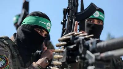 Dua anggota sayap bersenjata dari kelompok Hamas.