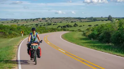 Persona andando en bicicleta en Maldonado, Uruguay