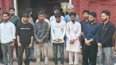 पुलिस के साथ खड़े 14 युवक