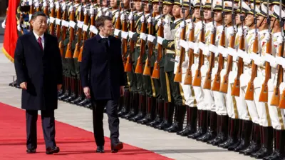 У Си для Макрона всегда наготове ковровая дорожка и почетный караул