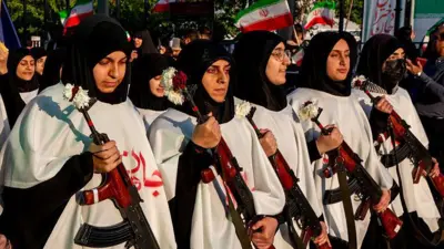तेहरान में 17 अप्रैल को आयोजित नेशनल आर्मी डे में हिस्सा लेती महिलाएं