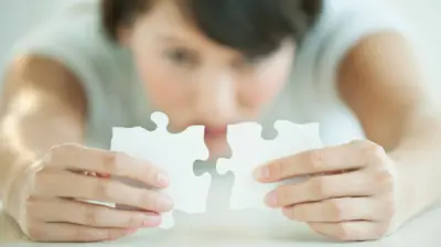 Mulher segurando peçascopa são paulo de futebol júnior de 2024quebra-cabeça.