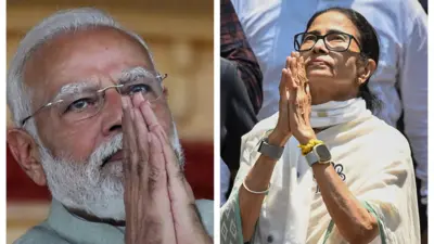 নরেন্দ্র মোদী  ও মমতা ব্যানার্জী - দুজনেই হাত তুলে নমস্কার করছেন