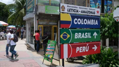 Señal de anuncio de la triple frontera entre los tres países en Leticia, Colombia.
