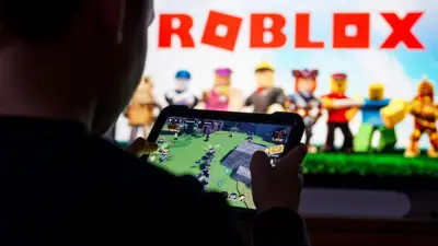 Seorang anak  bermain gim di Roblox.