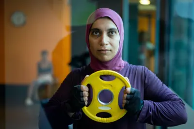 Spor salonunda çalışan başörtülü bir kadın