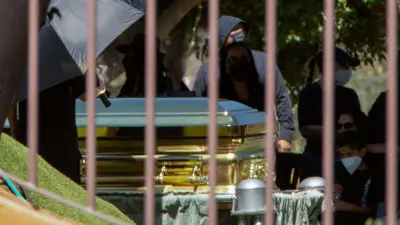 Algunos dolientes ocultaron sus identidades con mascarillas
