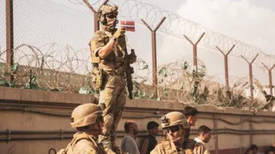 تصویر سه سرباز امریکایی در یکی از کمپ‌های امریکا در کابل. این سربازان جز ماموریت تخلیه از افغانستان اند. 