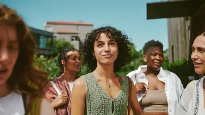 Una mujer viaja con sus amigas