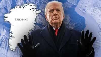 Трамп на фоне Гренландии с руками в перчатках, выставленными вперед
