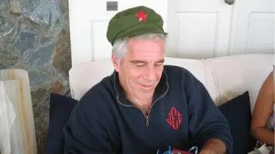 Джеффрі Епштейн у фуражці з червоною зіркою в комуністичному стилі