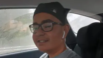 Taylan Kaya'nın otomobil içinde fotoğrafı. Başında bir bere, kulağında kablosuz kulaklıklar var.