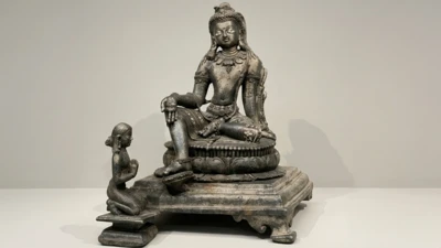 संग्रहालय में संरक्षित सिरपुर से प्राप्त मंजुश्री की दुर्लभ कांस्य प्रतिमा, इसकी सबसे महत्वपूर्ण धरोहरों में से एक है 