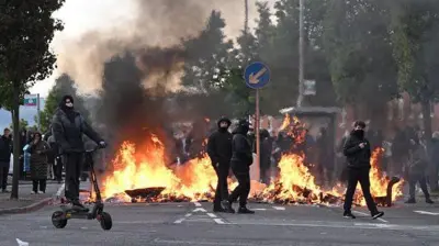 اعتراضات در ایرلند شمالی به خشونت کشیده شد