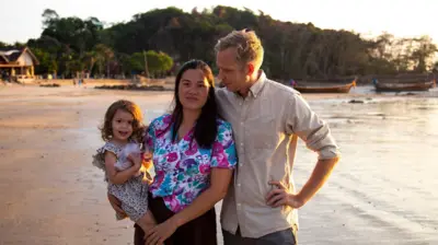 Nikolaj Astrup y Michelle Rødgaard-Jessen con su hija en la playa.