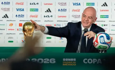 Infantino acaricia la copa del Mundo