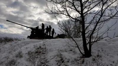 Українські солдати дивляться на російські позиції, перебуваючи на зенітній установці, 14 лютого 2023 року поблизу Бахмута, Україна.