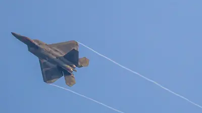 Pesawat F-22 milik Angkatan Udara AS melesat di wilayah udara Filipina, 8 April 2026.