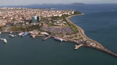 Kadıköy Rıhtımı'nın havadan görüntüsü. Cami projesi için ayrılan otopark ve yeşillik alan görünüyor.