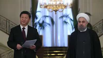 Presiden China Xi Jinping (kiri) dan Presiden Iran Hassan Rouhani (kanan) menandatangani kesepakatan bersama pada 2016.