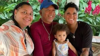 Cassandra y Julia junto a su padre biológico. 