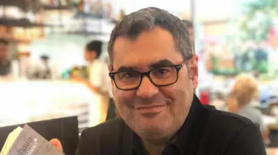 Enver Aysever kameralara poz veriyor.