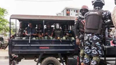 Ọtụtụ ndị uweojii Naịjirịa nọ n'ụgbọala ha ji eje ọrụ ma jide ngwaagha n'aka ha.