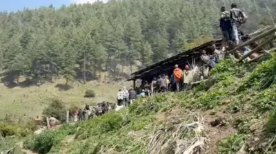 अघिल्लो साता लाम्पाटामा बाजुराका स्थानीय अधिकारीहरूविरूद्ध हुम्लाको खार्पुनाथका बासिन्दाले गरेको विरोध प्रदर्शन। 