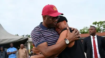Oyo State Govnor Seyi Makinde console di husband of di principal wey di kidnappers kidnap along wit her teachers and students