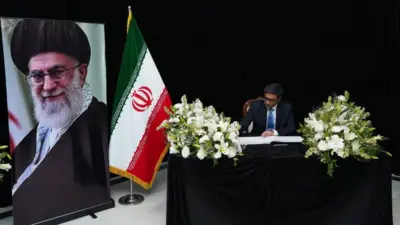 शोख पुस्तिका में संदेश लिखते विक्रम मिसरी