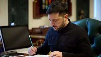 Зеленский изучает документы с карандашом в руке