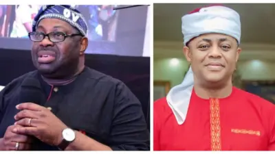 Dele Momodu lapa osi, Femi Fani-Kayode lapa ọtun. Dele n sọrọ pẹlu ẹrọ gbohungbohun ninu aworan yii, o wọsọ dudu o si dele fila alawọ aro. Nigba ti Femi Fani-Kayode wọ aṣọ pupa to si tun we lawani sori fila pupa to de sori.