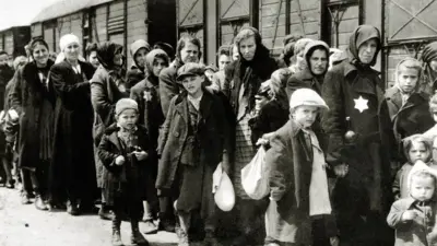 Judeus húngaros, principalmente mulheres e crianças chegando a Auschwitz-Birkenau, na Polônia ocupada pelos alemães,2h betjunho2h bet1944