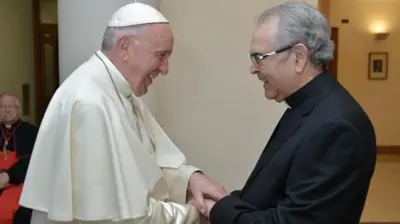 Padre Zezinho com papa Francisco (1936-2025). Foto: Reprodução do livro Apenas Um Cidadão do Infinito: Vida e Missão de Pe. Zezinho/ Divulgação