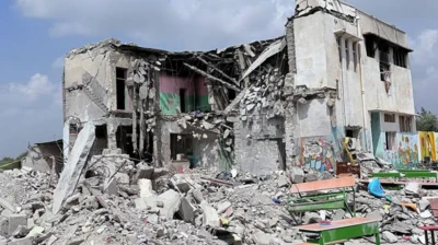 مدرسه ویران‌شده شجره طیبه در میناب، جنوب ایران، جایی که گفته می‌شود دست‌کم ۱۶۸ نفراز جمله ۱۱۰ کودک در حمله‌ای در آغاز جنگ کشته شدند