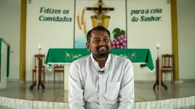 Homem indianocaca niqueis onlinepele escura sentado dentro da igreja