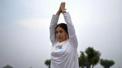 योग करती महिला 