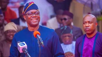 Gomina Seyi Makinde ipinlẹ Oyo wọ aṣọ buba buluu pẹlu fila