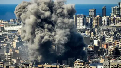 Fumaça subindo em meio a prédios no Líbano após ataques de Israel no dia 09 de março de 2026