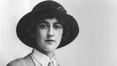 Retrato de Agatha Christie usando chapéu