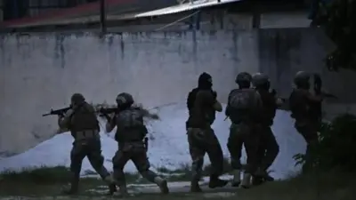 چند نیروی نظامی در حال حمله به مکانی