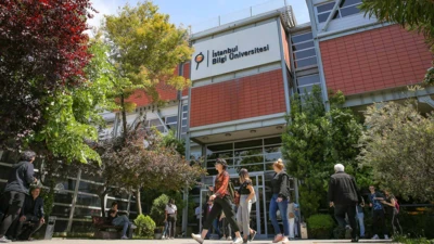 Bilgi Üniversitesi önünde dolaşan öğrenciler
