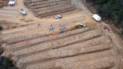 Cementerio de emergencia en Venezuela donde en una hilera sobre la que ponen ataudes. 